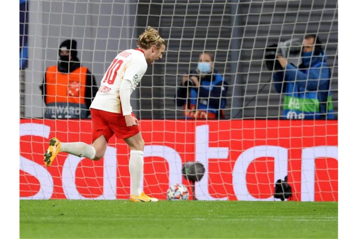 Emil Forsberg hat das Tor zum 2:1 für RB Leipzig erzielt und jubelt nach seinem Treffer zum gegen die Pariser Elf. Foto: Jan Woitas/dpa-Zentralbild/dpa