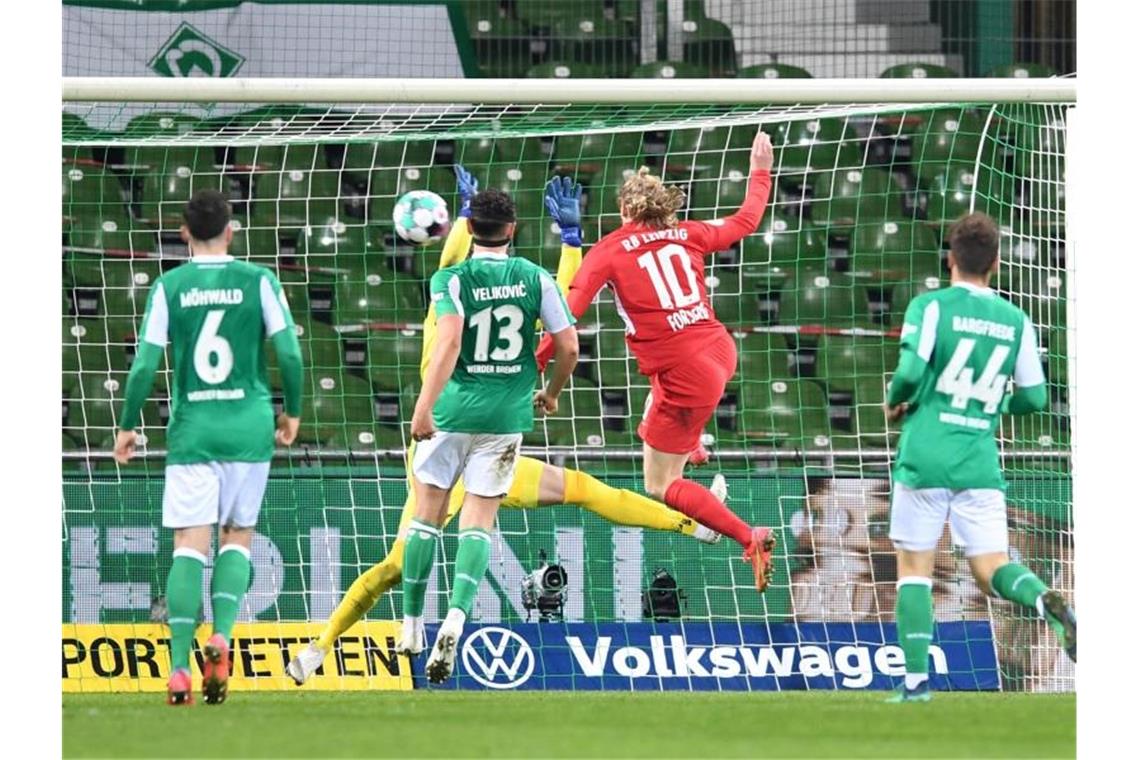 RB Leipzig kämpft sich ins Pokalfinale - Kohfeldt bleibt Emil Forsberg (M/10) erzielt das Tor zum 2:1 für RB Leipzig in Bremen. Foto: Carmen Jaspersen/dpa