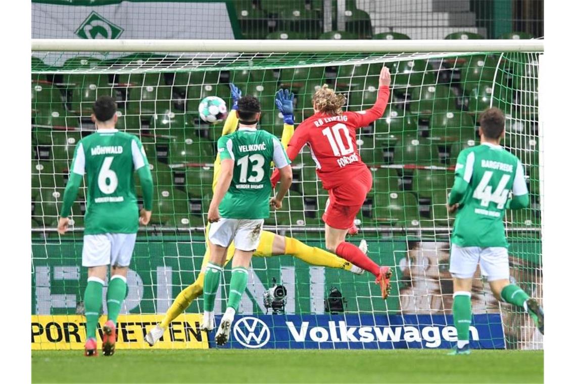 Emil Forsberg (M/10) erzielt das Tor zum 2:1 für RB Leipzig in Bremen. Foto: Carmen Jaspersen/dpa