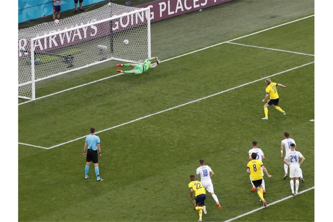 Emil Forsberg (oben, r) trifft per Strafstoß zur schwedischen Führung. Foto: Anton Vaganov/Reuters Pool/AP/dpa