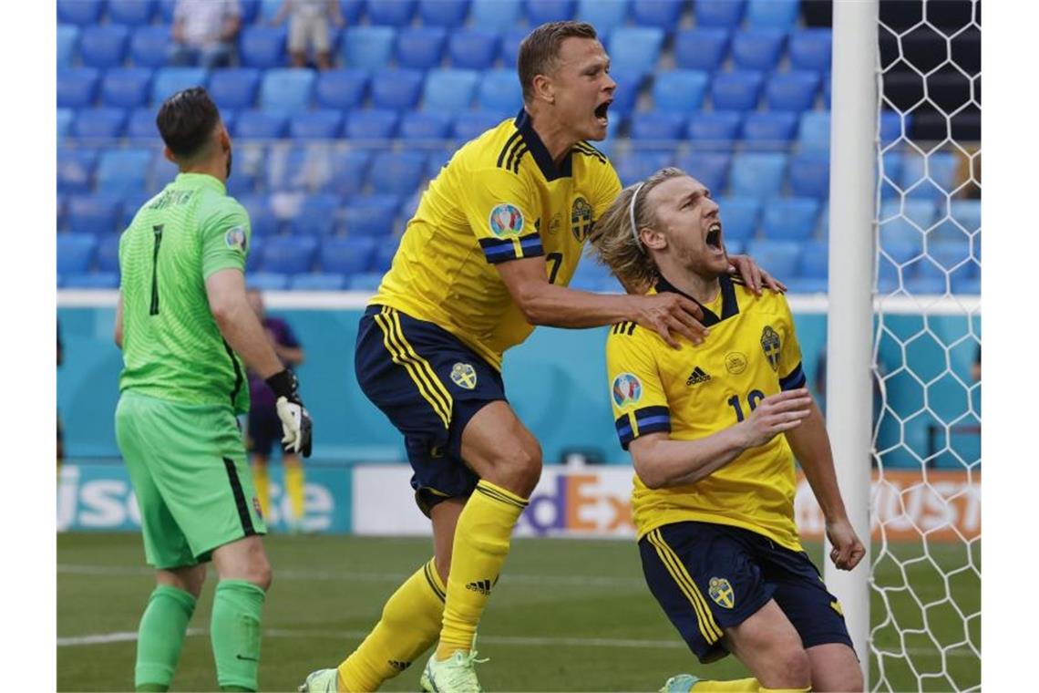 Emil Forsberg (r) erzielte für die Schweden das Tor des Tages. Foto: Anatoly Maltsev/EPA Pool/AP/dpa