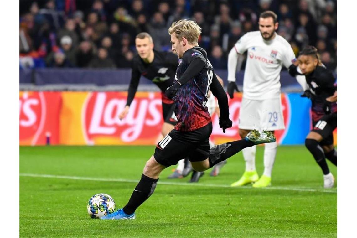 Emil Forsberg trifft per Elfmeter zum 1:0 für RB Leipzig gegen Lyon. Foto: Robert Michael/dpa-Zentralbild/dpa