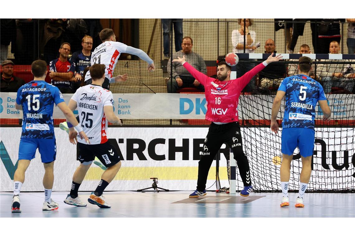 Emil Jakobsen wirft eines seiner neun Tore.