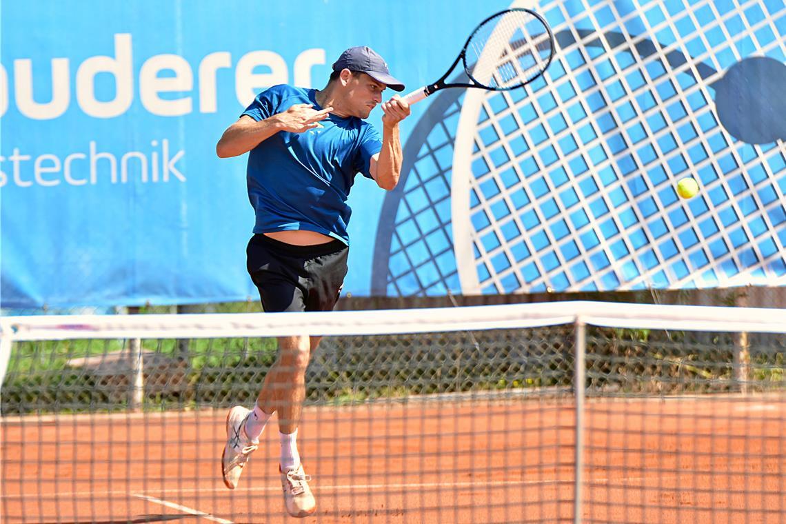 Emil Rast vom TC Oberstenfeld setzt sich im Finale mit 10:8 im Match-Tiebreak gegen Nico Hornitschek durch. Fotos: Tobias Sellmaier