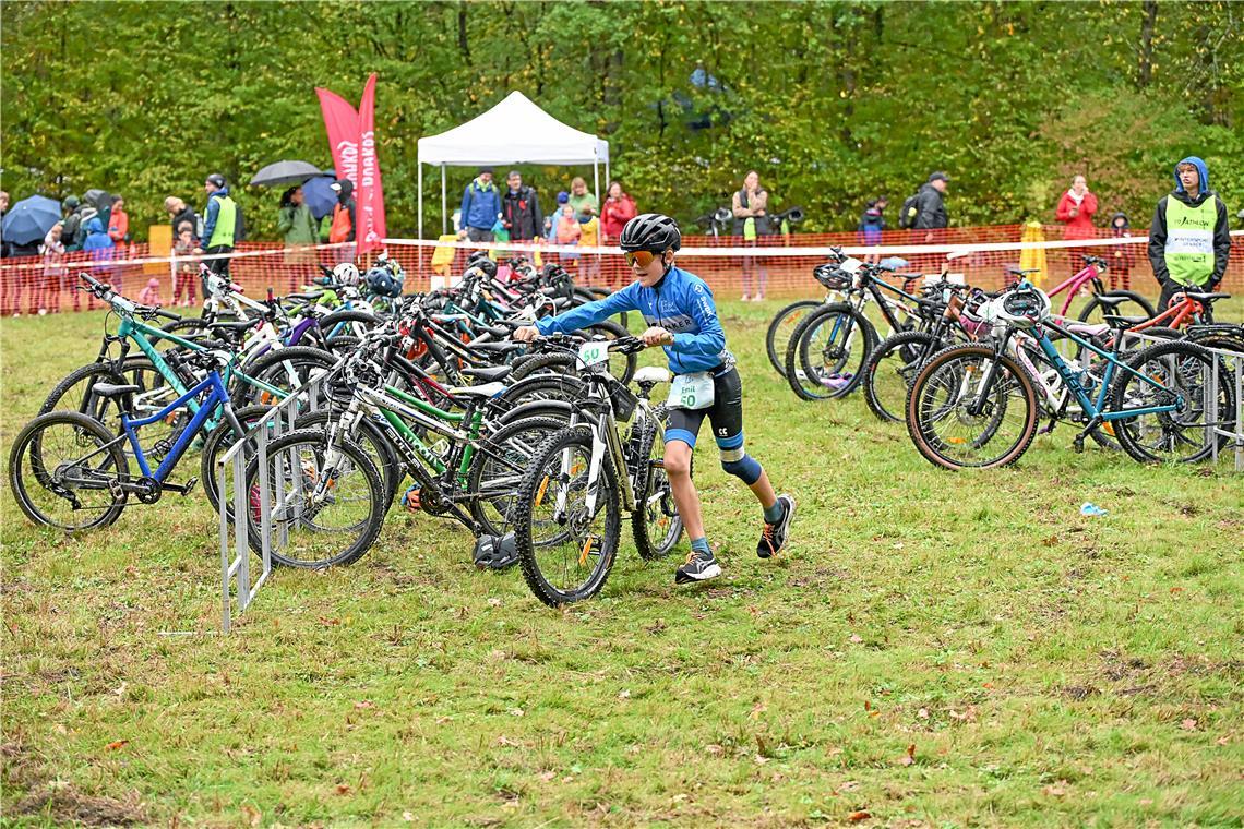 Emil Zwerger (Nr. 50) in der Wechselzone beim 4. Kindercrossduathlon des TC Back...