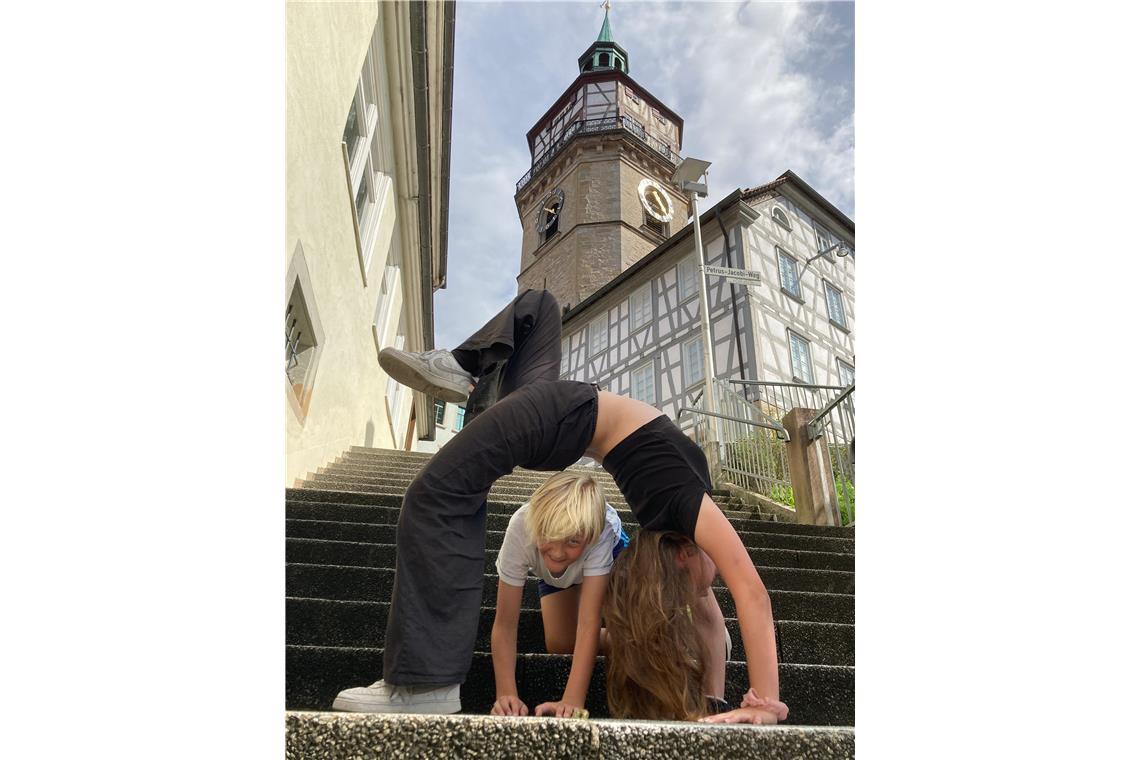 Emilia und Vinzent Scharpf wählen eine akrobatische Pose vor dem Backnanger Wahr...