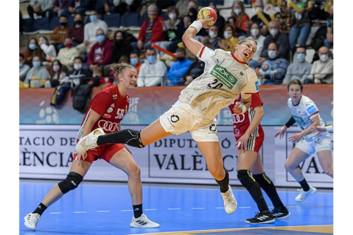 Zittersieg gegen Ungarn: DHB-Frauen auf Viertelfinalkurs Emily Bölk (M, in weiß)kann sich am Wurfkreis gegen die ungarische Abwehr durchsetzen. Foto: Marco Wolf/dpa