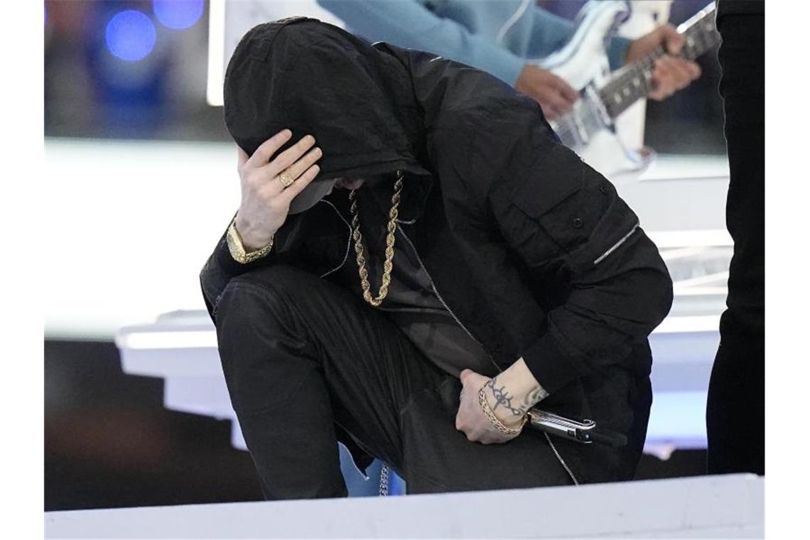 Eminem sorgt mit Kniefall bei Super-Bowl-Show für Aufsehen Eminem kniete sich während der Halbzeit-Show beim Super-Bowl-Finale kurzzeitig hin. Foto: Chris O'meara/AP/dpa