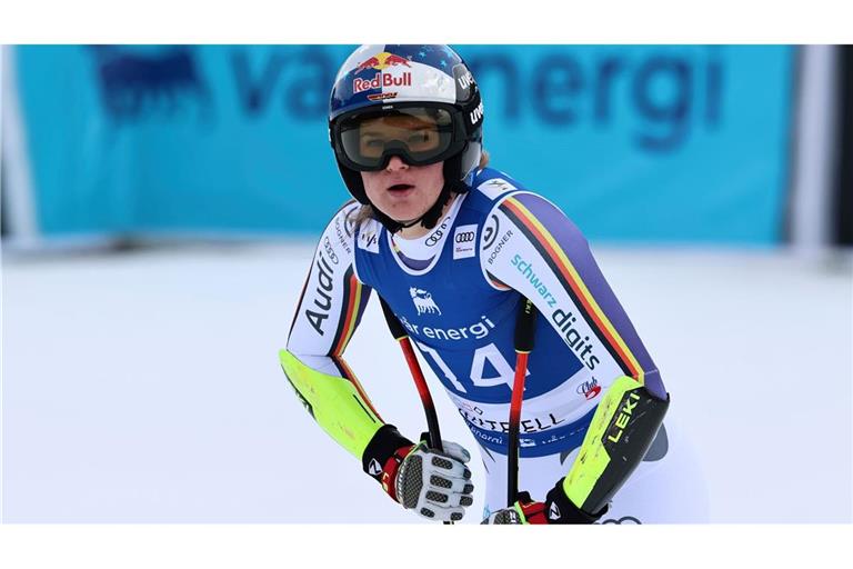 Emma Aicher blickt nach dem Super-G enttäuscht auf die Anzeigetafel.