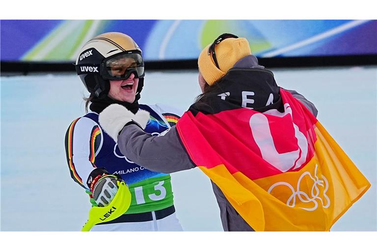 Emma Aicher (links) lässt sich von Kira Weidle-Winkelmann für einen famosen Slalom in der Team-Kombi umarmen.