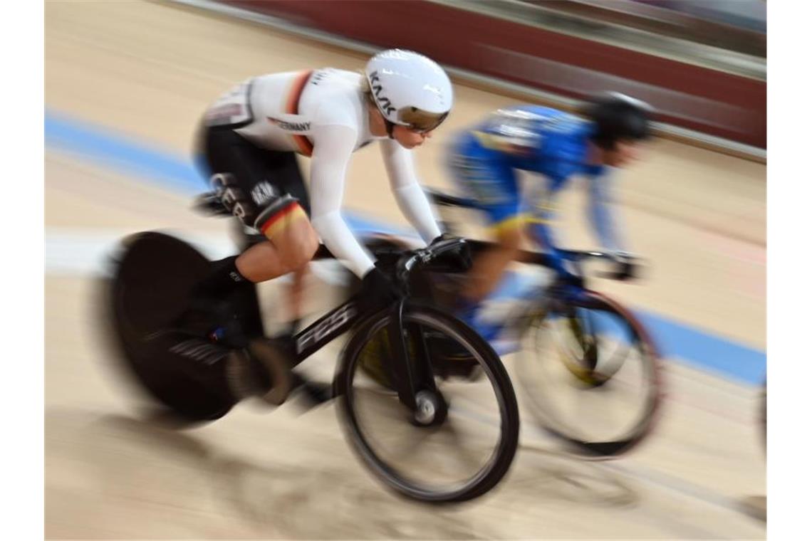 Große Enttäuschung für Gold-Hoffnung Hinze: „Nur ein Mensch“ Emma Hinze (l) im olympischen Keirin-Wettbewerb. Foto: Sebastian Gollnow/dpa