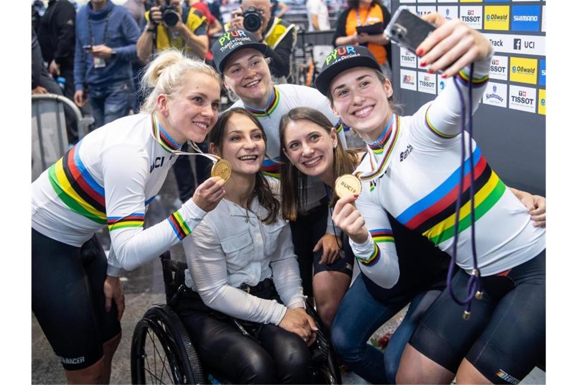 Emma Hinze (l), Lea Friedrich (hinten Mitte) und Pauline Grabosch (r) machen mit Kristina Vogel (M, links) und Miriam Welte (M, rechts)ein Selfie. Foto: Sebastian Gollnow/dpa