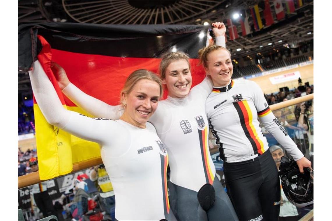 Emma Hinze (l-r), Pauline Grabosch, und Lea Friedrich jubeln nach dem Finalsieg. Foto: Sebastian Gollnow/dpa