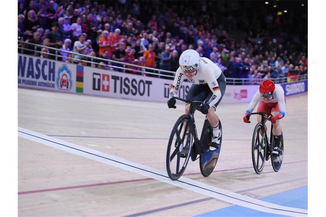 „Wie im Traum“: Sprint-Königin Hinze wie einst Vogel Emma Hinze (l) siegt vor Anastassija Woinowa aus Russland. Foto: Sebastian Gollnow/dpa