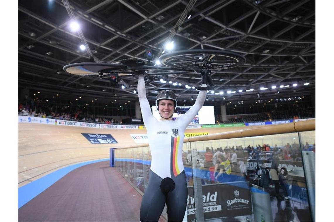 Hinze krönt sich zur Bahnrad-Königin: WM-Triple wie Vogel Emma Hinze stemmt nach ihrem Sieg im Keirin ihr Rad. Foto: Sebastian Gollnow/dpa