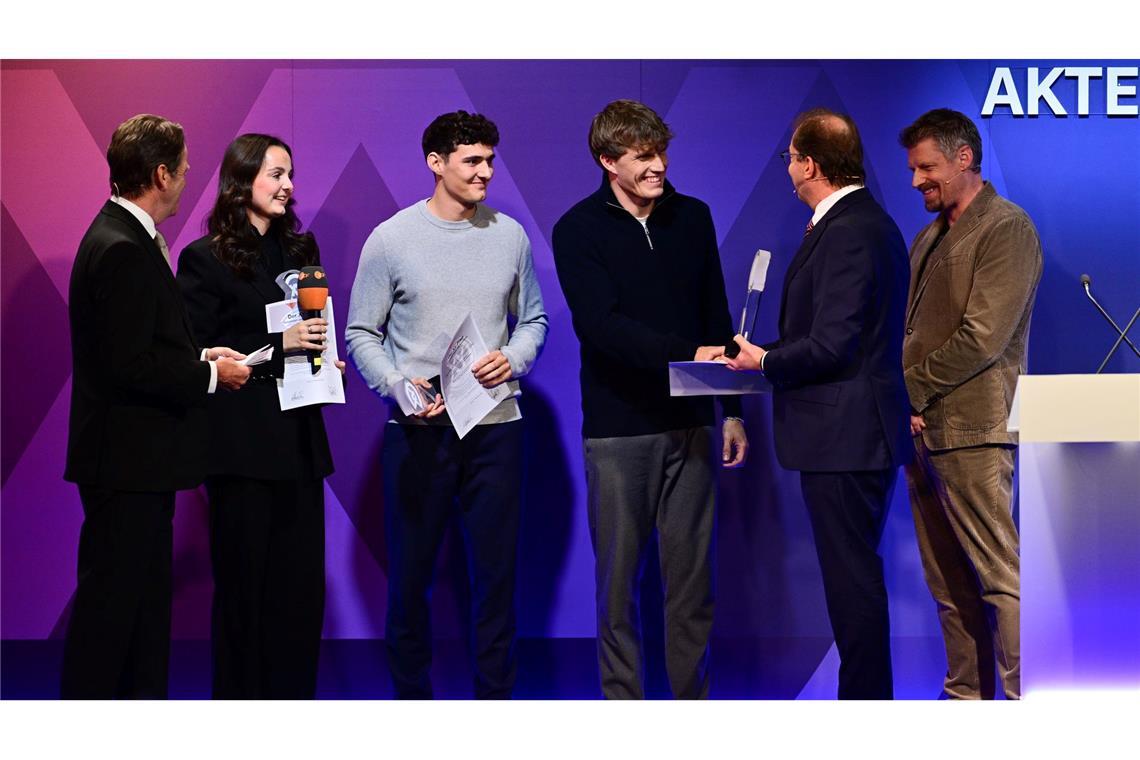 Emma Maria Tuscher, Elias Christofer Linz und Paul Christoph Georg aus Frankfurt am Main bekamen den Preis verliehen.