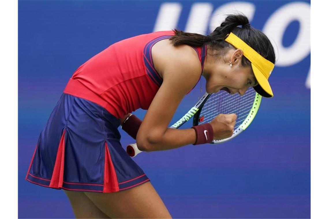 Emma Raducanu hat bei den US Open das Halbfinale erreicht. Foto: Seth Wenig/AP/dpa