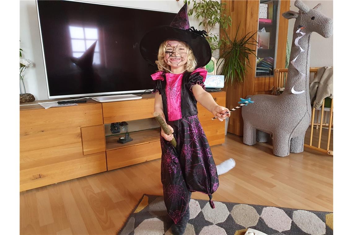 Emma Reinhardt, 3 Jahre alt, hat sich als Hexe verkleidet.  Jeannette Reinhardt ...
