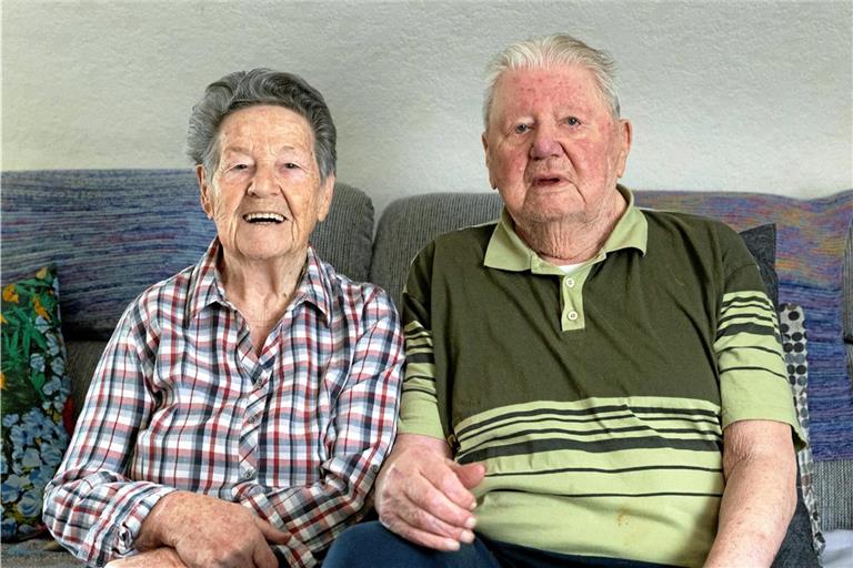 Emma und Heinz Schlichenmaier haben vor 65 Jahren geheiratet. Ihre Hochzeit war am 23. August 1958. Foto/Repro: Alexander Becher