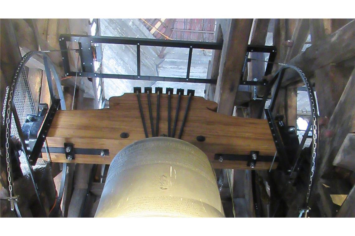 "Emmanuel", die größte Glocke der Kathedrale, hängt an neuen Trägerbalken.