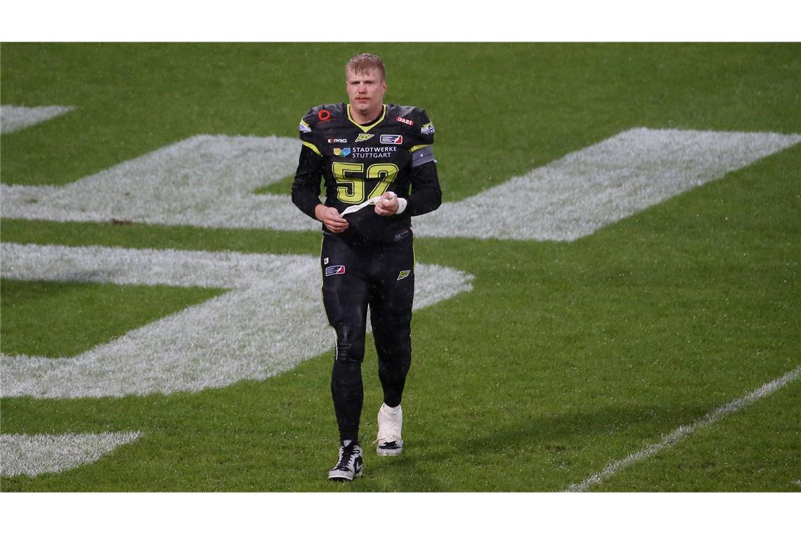 Emmanuel Häfele (26), Offensive Tackle seit 2023: „Die Entwicklung ist jammerschade. In den Aufbau von Stuttgart Surge wurde total viel Zeit und Arbeit gesteckt – spätestens mit dem Gewinn der Meisterschaft war für jeden zu sehen, was hier geleistet wurde und was wir geschaffen haben. Umso mehr schmerzt, dass dieses Projekt und die persönlichen Beziehungen, die entstanden sind, nun zu Ende sind. Trotzdem überwiegt bei mir das Gefühl der Dankbarkeit für alles, was das Team-Umfeld getan hat. Die Meisterschaft ist ein großes Trostpflaster und etwas, das uns für immer verbinden wird. Ich hätte auch nächste Saison für Surge gespielt, die Zusage stand – die Trainer hier sind so besonders, dass ein Wechsel kein Thema gewesen wäre. Ich studiere Internationale Soziale Arbeit, werde im Frühjahr ein Auslandssemester in Schweden machen. Ich muss schauen, wo ich die Saison dann ab Mitte Juli zu Ende spielen werde.“