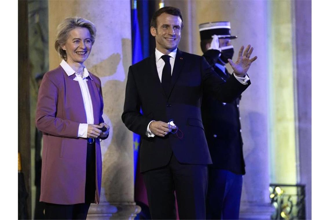 Macron wirbt für Dialog mit Russland Emmanuel Macron begrüßt Ursula von der Leyen im Élysée-Palast. Foto: Michel Euler/AP/dpa