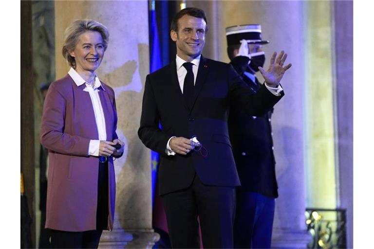 Emmanuel Macron begrüßt Ursula von der Leyen im Élysée-Palast. Foto: Michel Euler/AP/dpa