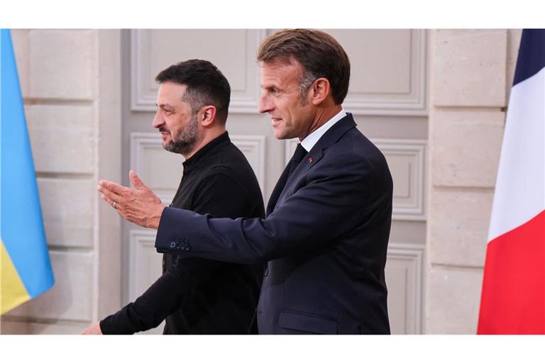 Emmanuel Macron empfängt Wolodymyr Selenskyj beim Treffen der Unterstützerstaaten in Paris.