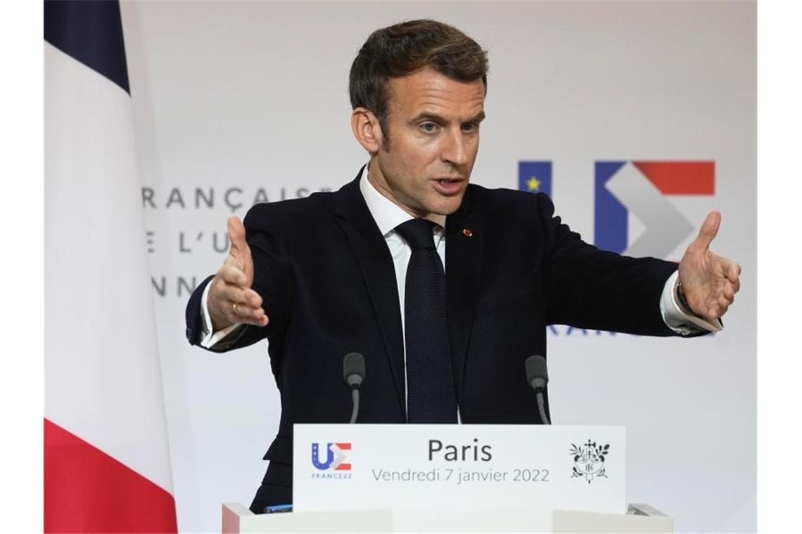 Streit über Wortwahl: Macron verteidigt Ausdrucksweise Emmanuel Macron ist wegen seiner Aussagen zu Ungeimpften teils heftig kritisiert worden. Foto: Michel Euler/Pool AP/dpa