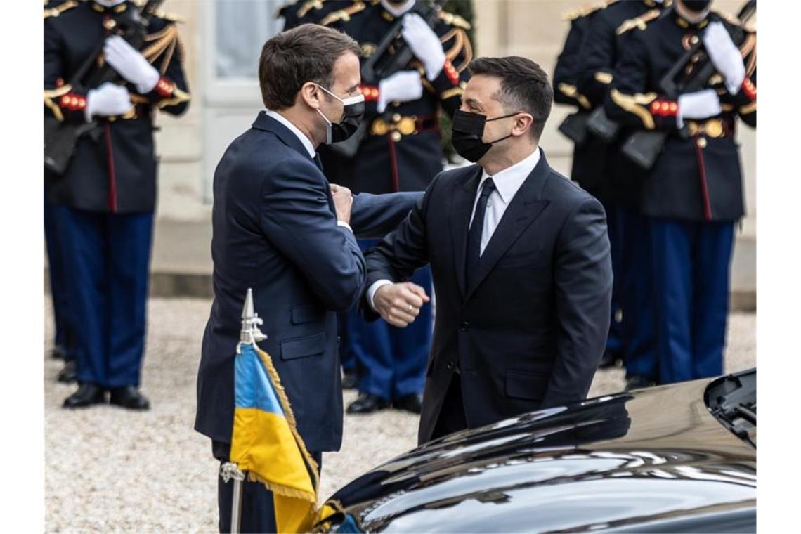 Emmanuel Macron (l-r), Präsident von Frankreich, begrüßt Wolodymyr Selenskyj, Präsident der Ukraine, vor dem Elysee-Palast. Foto: Sadak Souici/Le Pictorium Agency via ZUMA/dpa
