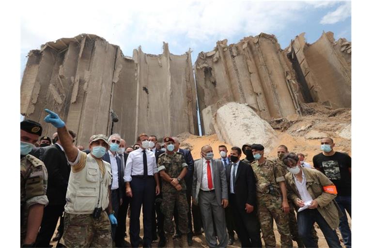 Emmanuel Macron (M.), Präsident von Frankreich, besucht den verwüsteten Hafen von Beirut nach der Explosionskatastrophe mit mehr als 190 Toten. Foto: Dalati & Nohra/XinHua/dpa