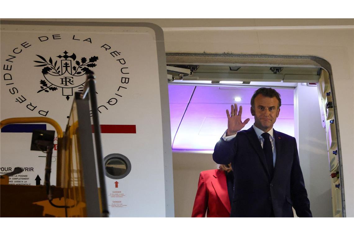 Emmanuel Macron nach dem kleinen Eklat mit Gattin Brigitte (im Hintergrund).