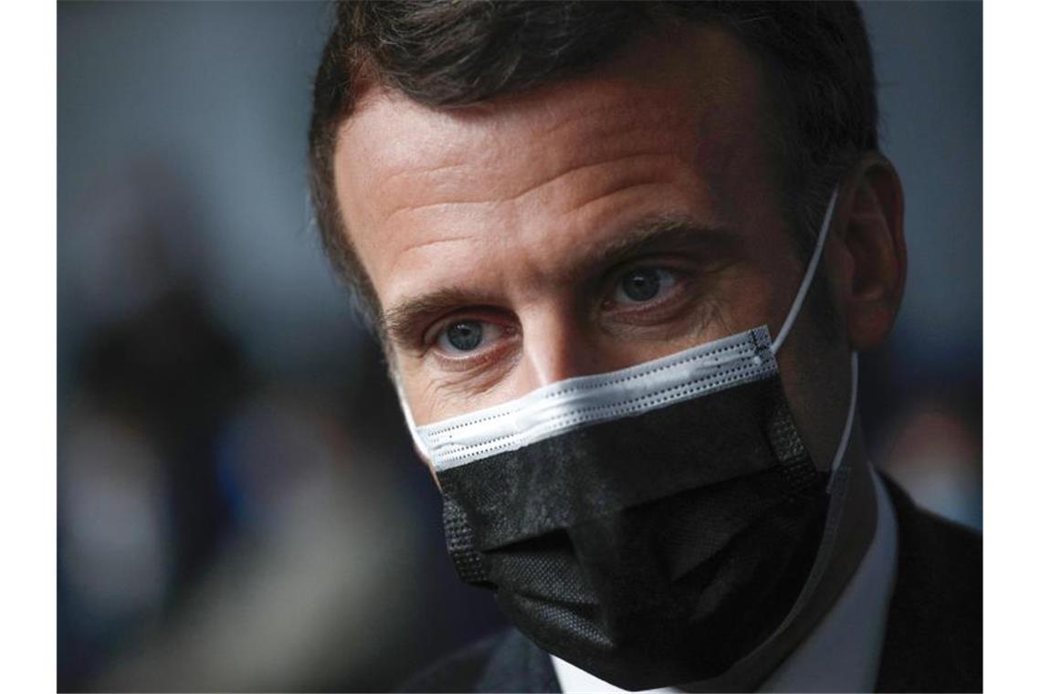 Frankreichs Premier wehrt sich gegen Kritik in Corona-Krise Emmanuel Macron pochte lange darauf, dass die Schulen in der Krise unbedingt geöffnet bleiben sollen. Foto: Yoan Valat/EPA POOL/AP/dpa