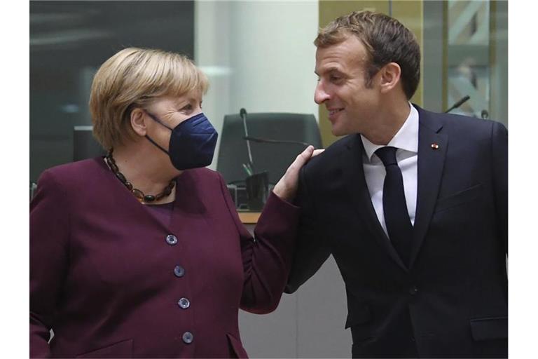 Emmanuel Macron, Präsident von Frankreich, begrüßt Bundeskanzlerin Angela Merkel (CDU) am zweiten Tag eines EU-Gipfels. Foto: John Thys/Pool AFP/AP/dpa