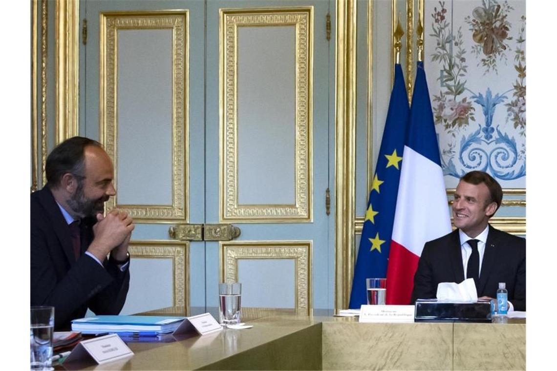 Emmanuel Macron, Präsident von Frankreich, spricht am 2. Juli mit Edouard Philippe. Die französische Regierung unter Premierminister Édouard Philippe ist komplett zurückgetreten. Nun gibt es ein neus Kabinett. Foto: Ian Langsdon/EPA POOL/AP/dpa