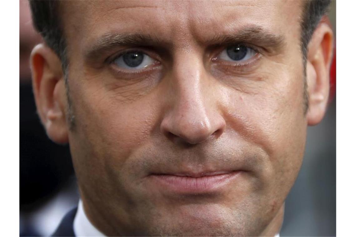 Emmanuel Macron, Präsident von Frankreich, spricht nach der Messerattacke in der Kirche Notre-Dame in Nizza zu Medienvertretern. Foto: Eric Gaillard/Pool Reuters/AP/dpa