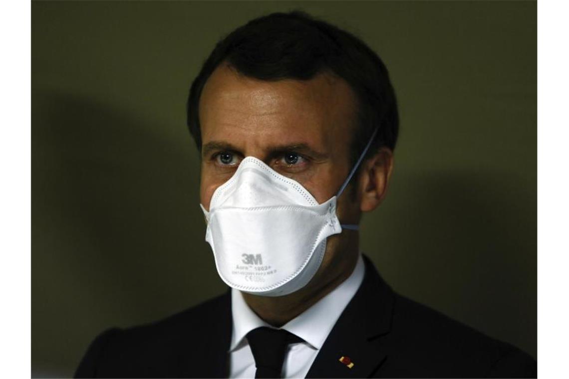 Emmanuel Macron, Präsident von Frankreich, trägt einen Mundschutz des Herstellers 3M während eines Besuches in einem Armeekrankenhaus. Foto: Mathieu Cugnot/EPA POOL/AP/dpa