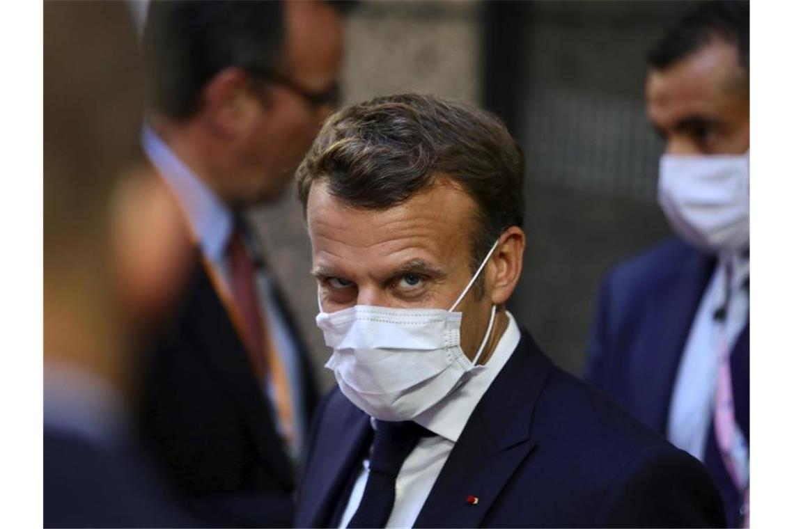 Emmanuel Macron, Präsident von Frankreich, verlässt am frühen Morgen während des EU-Gipfels das Gebäude des Europäischen Rates. Foto: Olivier Matthys/AP Pool/dpa