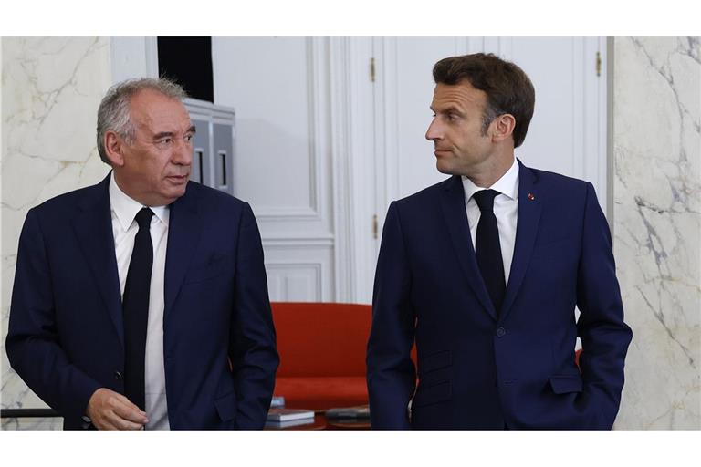 Emmanuel Macron (r), Präsident von Frankreich, geht neben Francois Bayrou, Vorsitzender der französischen Mitte-Rechts-Partei „MoDem“ und Bürgermeister von Pau nach ihrem Treffen im Elysee-Palast.