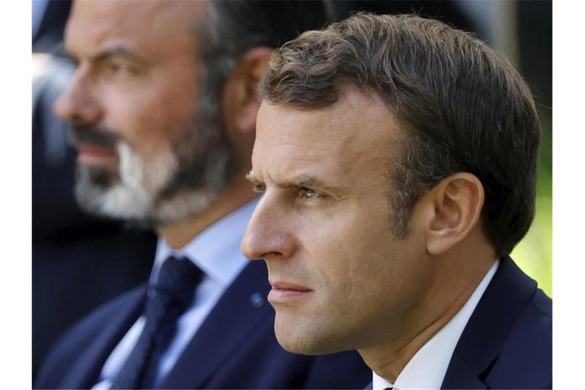 Emmanuel Macron (r), Präsident von Frankreich, und Edouard Philippe, Premierminister von Frankreich. Foto: Christian Hartmann/Pool Reuters/AP/dpa