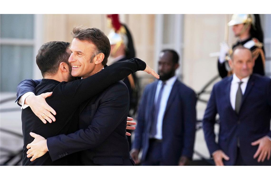 Bilder des Tages Emmanuel Macron umarmt den ukrainischen Präsidenten Wolodymyr Selenskyj (l).