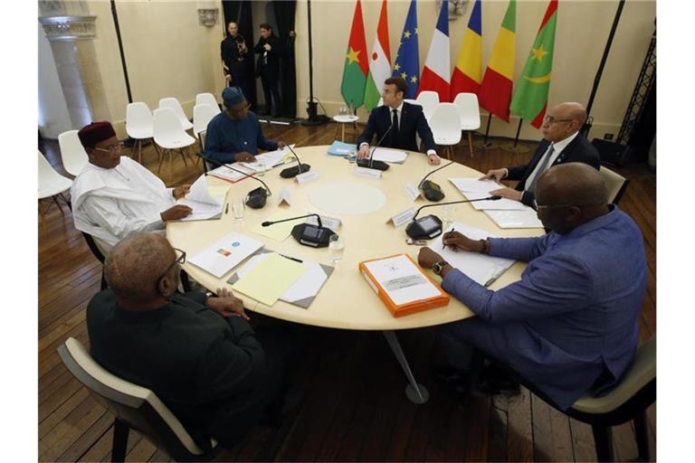 Emmanuel Macron und fünf seiner Amtskollegen aus der Sahelregion sprechen über Möglichkeiten im gemeinsamen Kampf gegen islamistische Terrorgruppen. Foto: Regis Duvignau/RTR Pool/AP/dpa