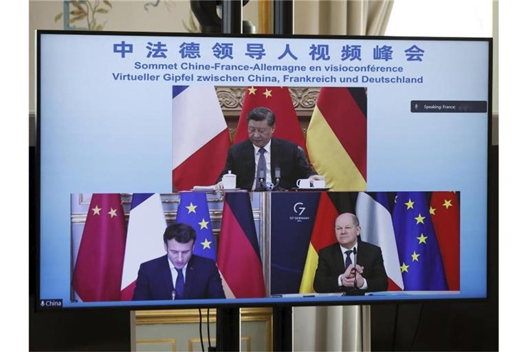 Emmanuel Macron (unten,l.), Olaf Scholz (unten,r.) und Xi Jinping während der Videokonferenz. Foto: Benoit Tessier/Reuters/AP/dpa