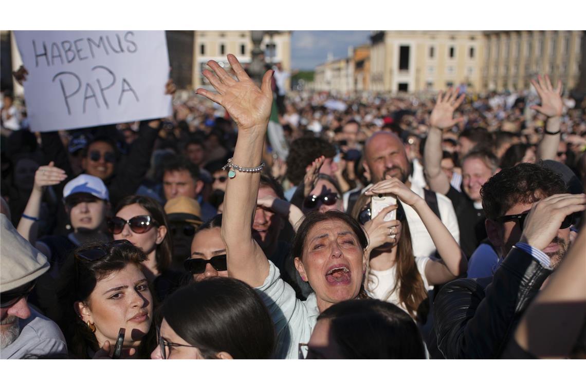 Heute live: Papstmesse für Millionen Menschen Emotionen der Gläubigen auf dem Petersplatz.