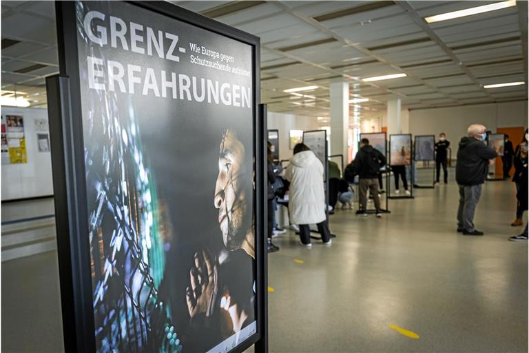 Emotionen und Informationen: Im beruflichen Schulzentrum schauen sich Schüler die Ausstellung „Grenzerfahrungen“ an. Foto: A. Becher