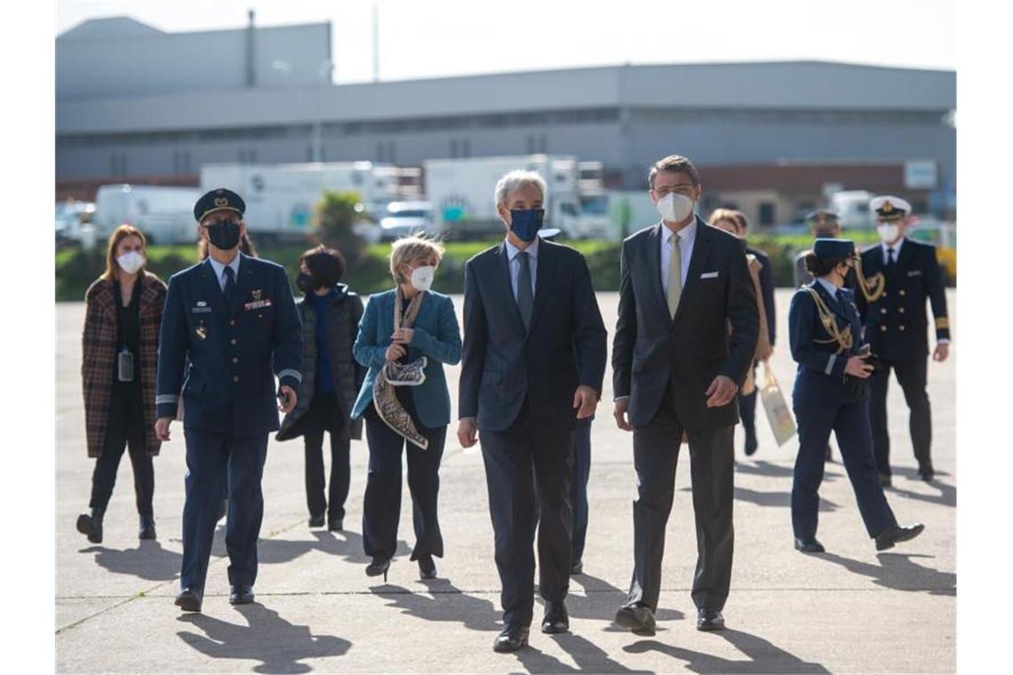 Bundeswehr leistet Corona-Nothilfe in Portugal Empfangskomitee am Lissaboner Flughafen: Unter anderen sind der deutsche Botschafter Martin Ney und Portugals Gesundheitsministerin Marta T emido gekommen. Foto: Paulo Mumia/dpa