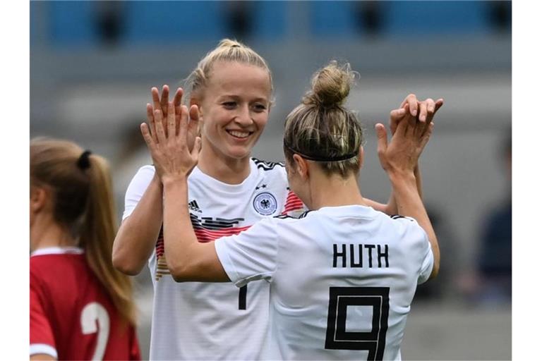Empfiehlt sich mit ihren vier Toren gegen Serbien für die EM in England: Lea Schüller (l) feiert das 4:1 mit Svenja Huth. Foto: Hendrik Schmidt/dpa-Zentralbild/ZB