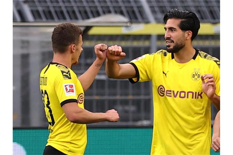 Emre Can (r) bejubelt sein Tor gegen Hertha mit Teamkollege Thorgan Hazard. Foto: Lars Baron/Getty Images Europe/Pool/dpa