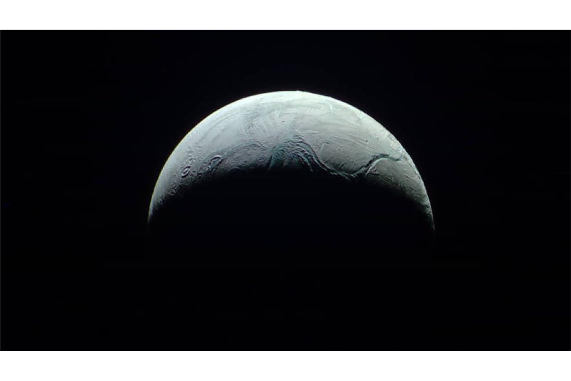 Enceladus ist einer der größten Saturnmonde. Nach Masse und Durchmesser steht er an sechster Stelle und nach Abstand vom Zentralplaneten Saturn an vierzehnter Stelle der 293 bekannten Monde.