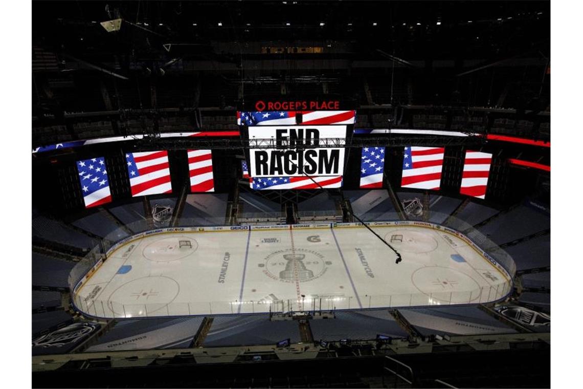 Von NBA bis NHL: Auch der weiße Sport protestiert jetzt mit „End Racism“: Klare Botschaft auf einer Anzeigetafel der NHL. Foto: Jason Franson/The Canadian Press/AP/dpa